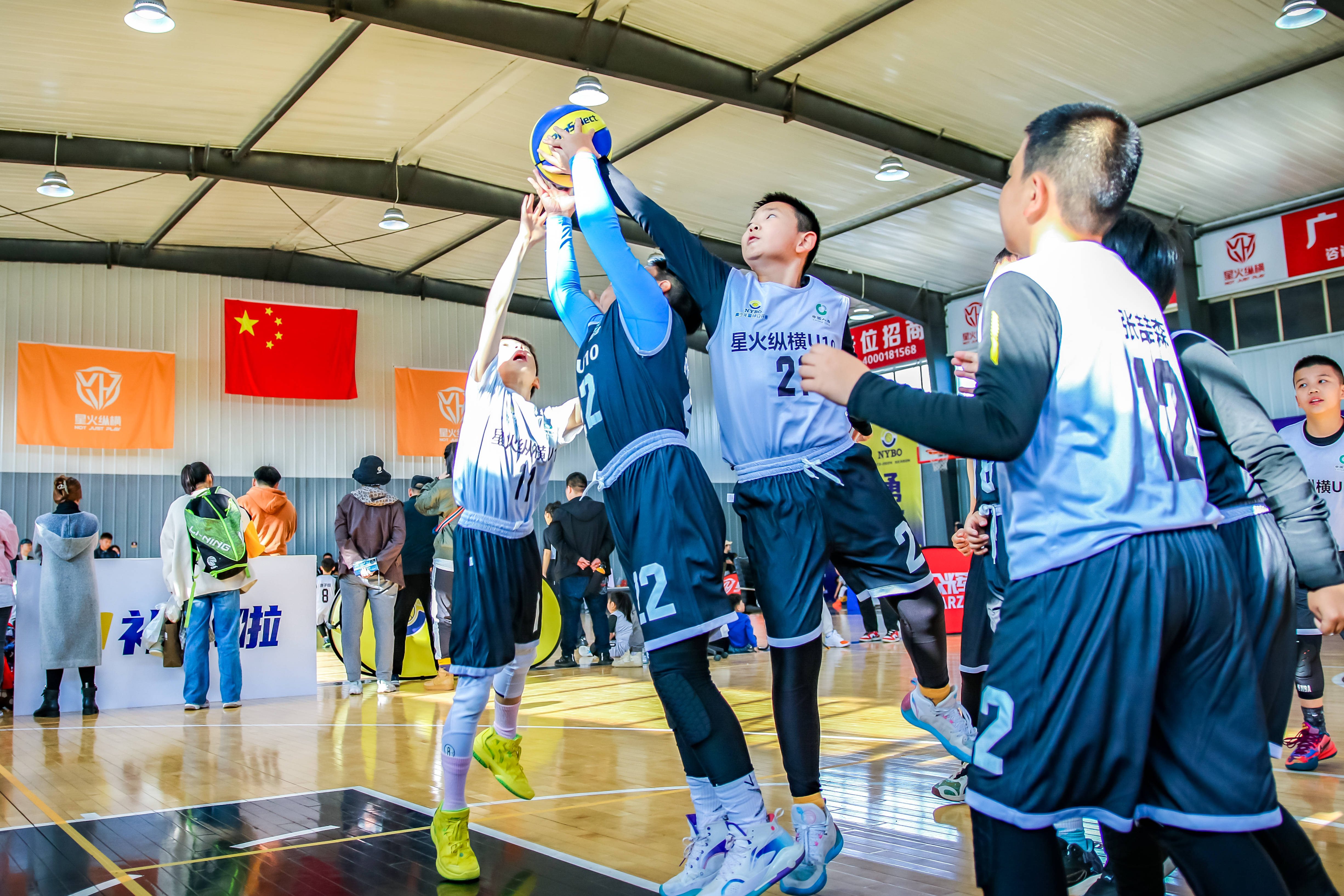 开云体育入口-世界各国篮球队员共同角逐，竞技场面壮观